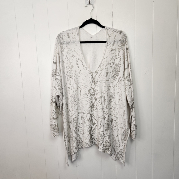 Design Lab White Snakeskin Oversized Loose V-Neck Sweater Top Size 1X Light - Picture 2 of 7